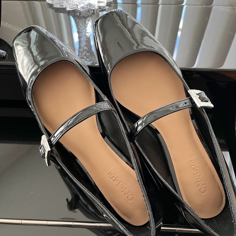 Elegant Black Patent Leather Mary Jane Women's Flats. Rhinestone buckle.